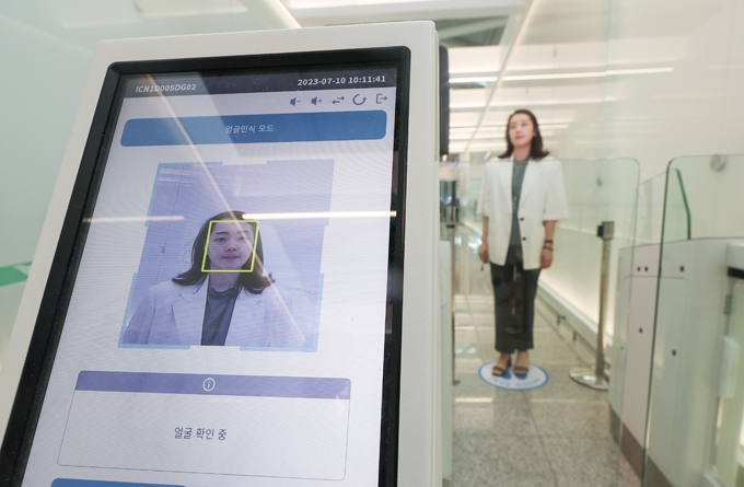인천국제공항 제1여객터미널 출국장에서 인천국제공항공사 직원이 스마트패스를 시연하는 모습. (사진=연합뉴스)