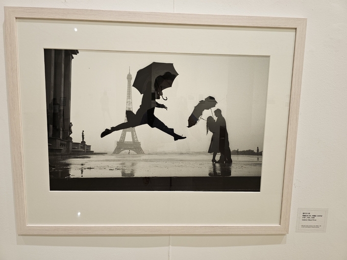 엘리엇 어윗, 에펠탑과 연인 에펠탑 100주년, 프랑스, 파리, 1989, Gelatin Silver Print. (사진=고륜형 기자)