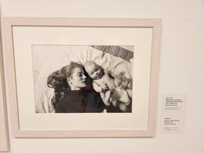 피터 말로우, 갓난 아기가 사랑스러운 엄마, 영국 런던, 1994, Gelatin Silver Print. (사진=고륜형 기자)