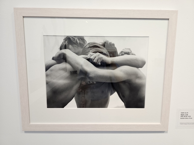 허버트 리스트, 레스링 소년들, 독일, 발트해, 1933, Gelatin Silver Print. (사진=고륜형 기자)