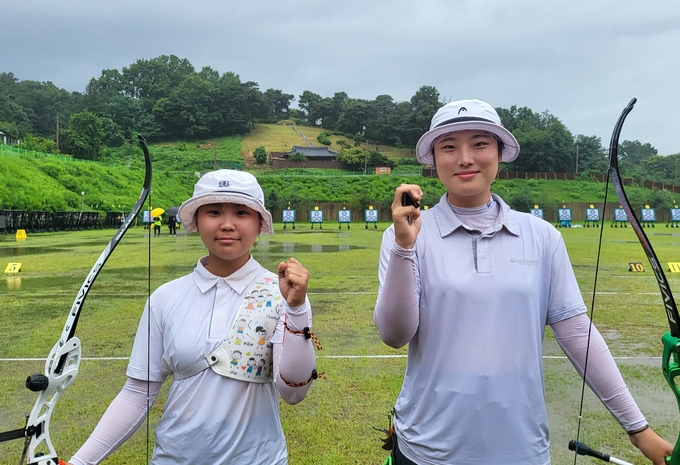 11일 광주광역시 광주국제양궁장에서 열린 제41회 대통령기전국남여양궁대회 첫 날 여자고등부 60m에서 금메달과 은메달을 획득한 경기체고 정유정(왼쪽), 원성윤이 기념사진을 찍고 있다. (사진=경기체고 양궁팀 제공)
