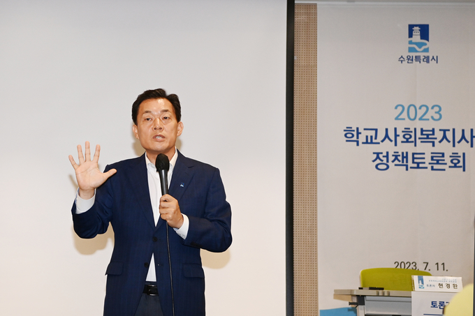 11일 수원컨벤션센터에서 열린 정책토론회에서 이재준 수원시장이 인사말을 하고 있다. (사진=수원시 제공)