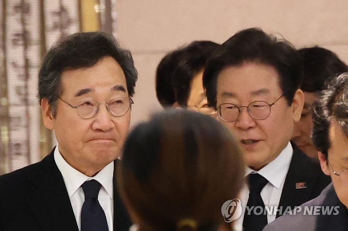 더불어민주당 이낙연 전 대표(왼쪽)가 지난 4월 9일 오후 장인상 빈소가 마련된 서울 강남구 삼성서울병원 장례식장에서 조문을 마친 더불어민주당 이재명 대표를 배웅하고 있다.
