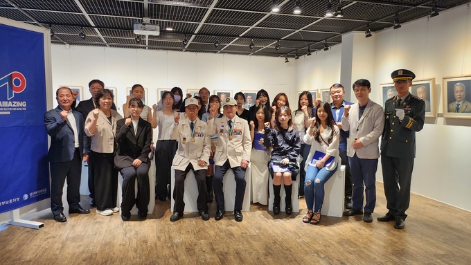 11일 수원 행궁길갤러리에서 열린 전시회에서 참저용사와 경기남부보훈지청, 성신여자대학교 관계자 등이 기념 촬영을 하고 있다. (사진=경기남부보훈지청 제공)