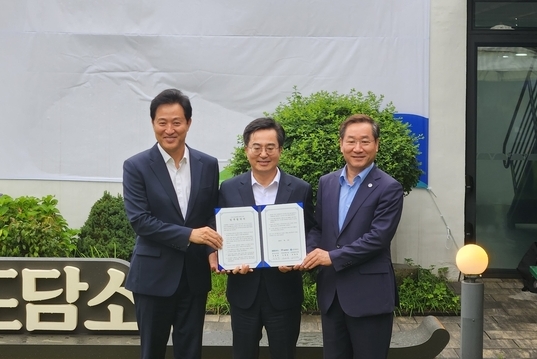 (왼쪽부터) 오세훈 서울시장, 김동연 경기도지사, 유정복 인천시장은 11일 수원 도담소에서 열린 ‘수도권 공동생활권 협력을 위한 경기-서울-인천 업무협약식’에서 협약을 체결한 뒤 기념촬영을 하고 있다. (사진=이유림 기자)