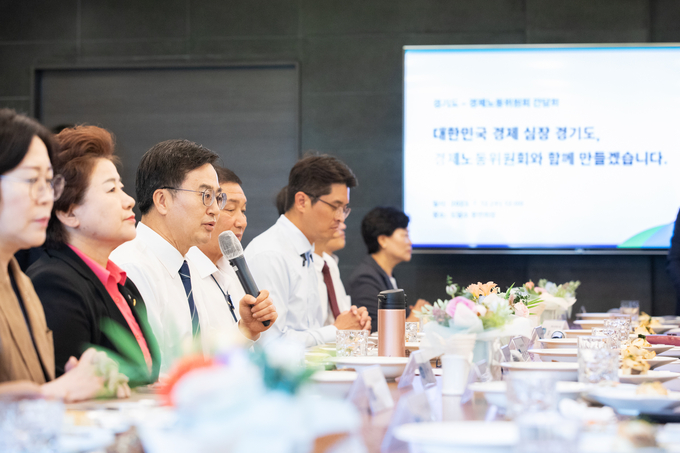 12일 수원 도담소에서 김동연 경기도지사가 도의회 경제노동위원회 소속 의원들과 오찬 간담회를 진행하고 있다. (사진=경기도 제공)