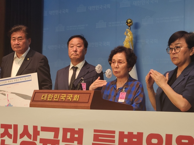 12일 정동균 전 양평군수(왼쪽에서 두 번째)와 투기 의혹을 받고 있는 양평 아신리 일대 260여 평의 본래 땅 주인 측인 이 모씨(오른쪽에서 두 번째)가 국회 소통관에서 투기 의혹 관련 입장을 밝히고 있다. (사진=김한별 기자)