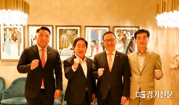 주광덕 남양주시장 등 교류단은 10일부터 몽골 울란바토르 시장 주요관계자를 만나 양 도시가 추진할 국게교류에 대핸 논의했다. 왼쪽부터 투무르투무 준두이 부시장, 주광덕 남양주시장, 바트울지 바트에르덴 몽골 환경관광장관, 이상기 시의 회 부의장이다. (사진=남양주시 제공)