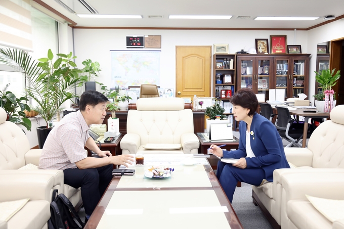 12일 안양시의회 의장실에서 최병일 의장(오른쪽)이 로버트 김 의원과 교류방안 등을 논의하고 있다.(사진=안양시의회 제공)