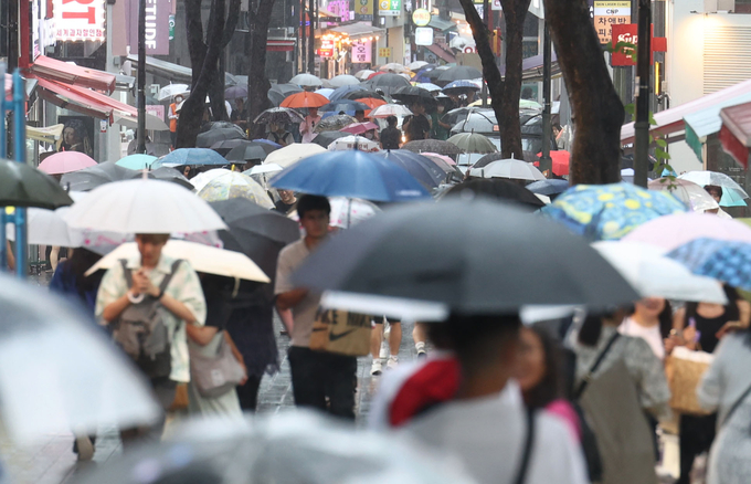 장마철 우산 행렬. (사진=연합뉴스 제공) 