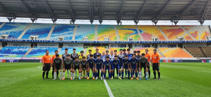 12일 수원월드컵경기장에서 축구단 학생들이 시상식 후 기념사진을 촬영하고 있다. (사진=수원교육지원청 제공)