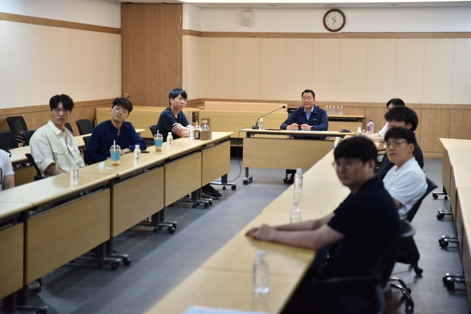 전승찬 수도권광역본부장과 주니어보드가 직접 제작한 ‘기본지키기 붐업 영상’을 시청 중이다. (사진=한국철도 수도권광역본부)
