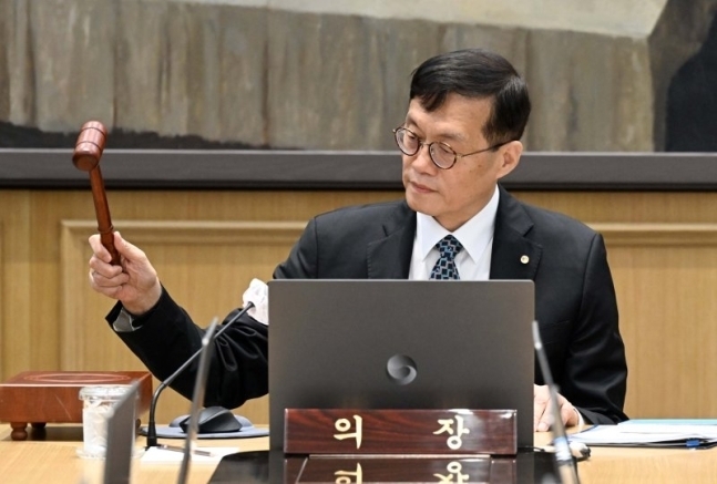 이창용 한국은행 총재가 13일 서울 중구 한국은행에서 열린 금융통화위원회에서 의사봉을 두드리고 있다. (사진=공동취재단)