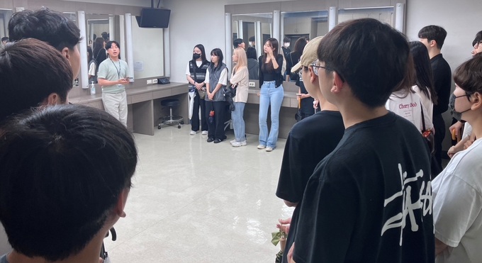 지난 11일 오후 인천 남동구 소래아트홀 분장실을 찾은 대학생들이 관계자의 설명을 듣고 있다. ( 사진 = 남동구 제공 )