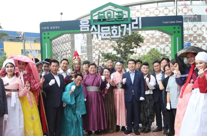 광명시는 지난 12일 ‘무의공 음식문화거리’ 지정을 기념하여 일직로12번길 주변 2개소에 조형물을 설치하고 제막식을 개최했다. (사진=광명시 제공)