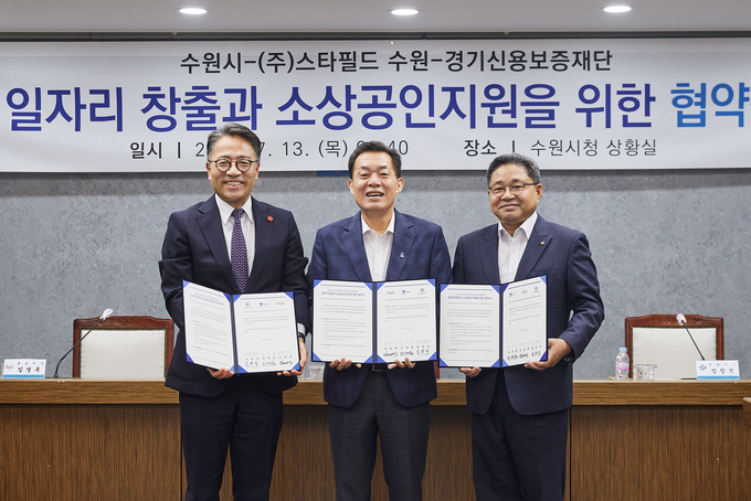 스타필드 수원-수원시-경기신용보증재단 업무협약식. (왼쪽부터) 임영록 신세계프라퍼티 대표이사, 이재준 수원특례시장, 엄창석 경기신용보증재단 전략부문 이사. (사진=신세계프라퍼티 제공)