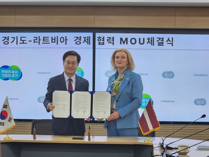 13일 오전 경기도청 상황실에서 김동연 경기도지사(왼쪽)와 일제 안드릭소네 라트비아 경제부장관이 경기도-라트비아 경제협력 MOU 체결 후 기념촬영을 하고 있다. (사진=이유림 기자)