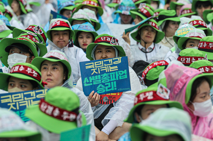  13일 인력·공공의료 확충, 간호간병통합서비스 전면 해결 등을 촉구하는 보건의료노조 총파업. (사진=연합뉴스 제공)