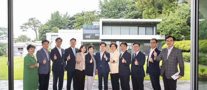 13일 수원 도담소에서 김동연 경기도지사와 경기도의회 보건복지위원회 소속 의원들이 기념촬영을 하고 있다. (사진=경기도 제공)