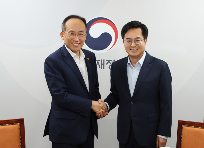 13일 정부서울청사에서 김동연 경기도지사(오른쪽)와 추경호 경제부총리 겸 개획재정부 장관이 기념촬영을 하고 있다. (사진=경기도 제공)