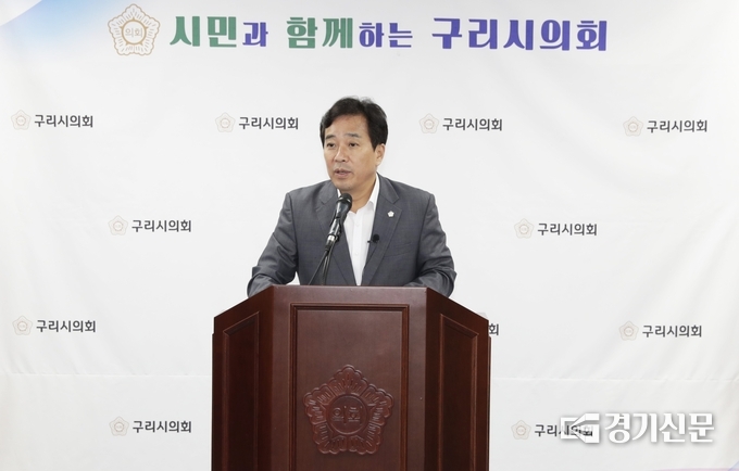 구리시의회 권봉수 의장이 12일 7월 1차 의정브리핑을 갖고 주례보고에서 논의된 조례안과 동의안, 보고안 등에 대해 설명했다. 권 의장은 이번 주례보고에서 '구리시 어르신 대중교통비 지원 조례안'이 논의됐다고 밝혔다. (사진=구리시의회 제공)