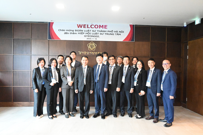 지난 12일 경기중앙지방변호사회 회관에서 열린 업무협약식에서 경기변호사회와 하노이변호사회 회원들이 기념 촬영을 하고 있다. (사진=경기중앙지방변호사회 제공)