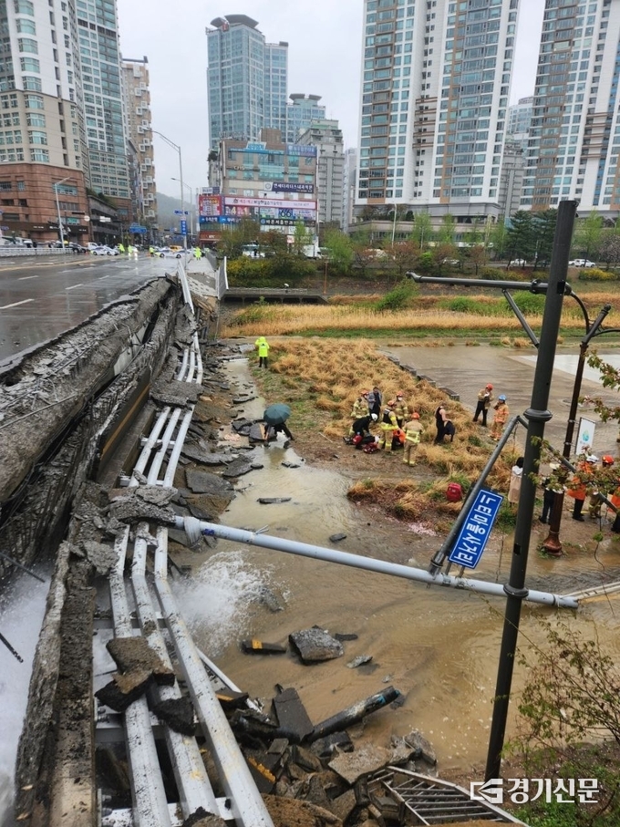 지난 4월 5일 정자교 인도부 붕괴 당시 모습. (사진=경기신문 DB)