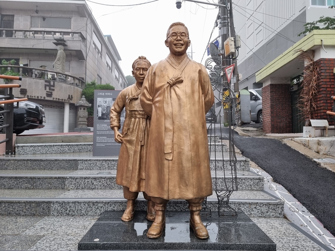 인천감리서 터 인근에 조성된 김구 동상. ( 사진 = 김민지 기자 )