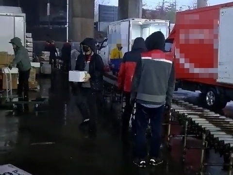 지난해 8월 집중호우 기간 동안 택배 분류 작업을 진행하고 있는 배달원들. (사진=경기신문 DB)