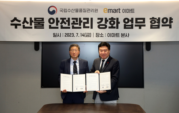 이마트-국립수산물품질관리원 수산물 안전관리 강화 업무 협악. (왼쪽부터) 홍래형 국립수산물품질관리원장, 강승협 이마트 지원본부장. (사진=이마트 제공)