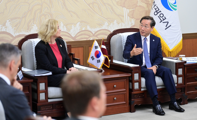 유정복 인천시장이 지난 14일 일제 인드릭소네 라트비아 경제부장관을 접견하고 시 전략산업에 대한 협력 방안 등을 논의하고 있다. ( 사진 = 인천시 제공 )