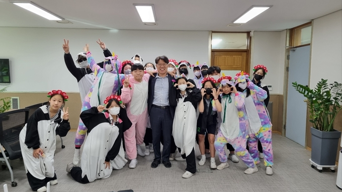 연무중 학생들이 선생님에게 감사의 편지를 전달하고 기념사진을 찍는 모습. (사진=연무중학교 제공) 