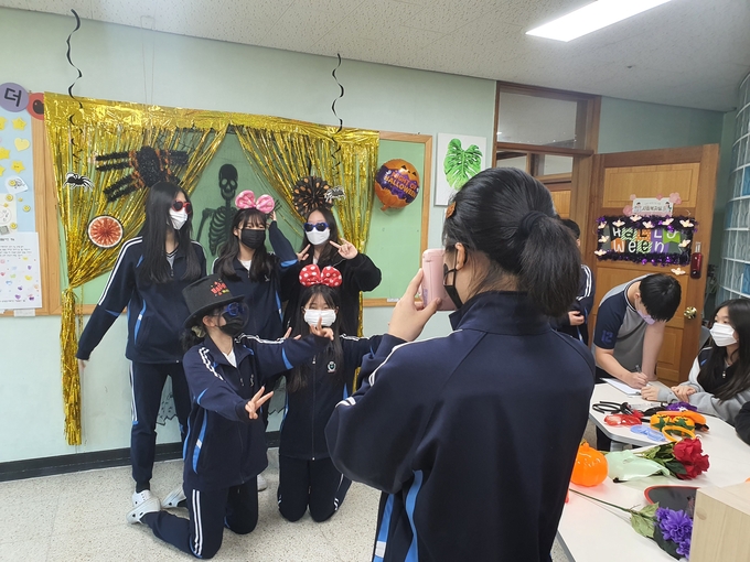 우정시그널 행사에 참여하고 있는 연무중 학생들의 모습. (사진=연무중학교 제공)