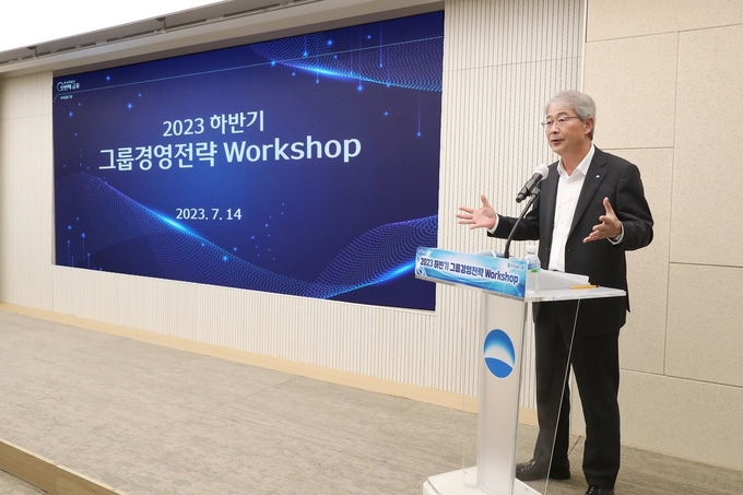 임종룡 우리금융그룹 회장이 지난 14일 열린 2023 하반기 그룹 경영전략워크숍에서 발언하고 있다. (사진=우리금융그룹 제공)