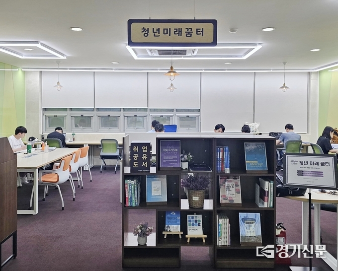 구리시는 청년들의 역량 강화와 미래를 준비할 토대 마련을 위해 토평도서관에 '청년미래꿈터'를 구축하고, 취업과 관련한 다양한 콘텐츠와 전시 코너를 운영하고 있다. 청년미래꿈터는 학습과 강의 청취, 소모임 등의 용도로 50㎡규모로 20석의 공간으로 구성돼, 오전 8시부터 밤 11시(주말은 10시)까지 운영하고 있다.(사진=구리시 제공)