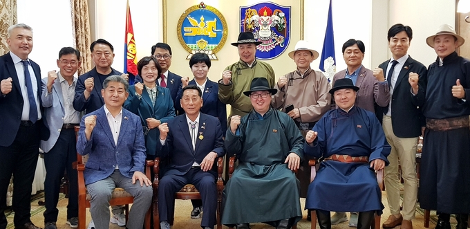 지난 11일부터 15일 이봉락 인천시의회 제1부의장을 비롯한 인천시의원들이 몽골 울란바토르시를 방문해 관계자들과 기념사진을 찍고 있다. ( 사진 = 인천시의회 제공 )