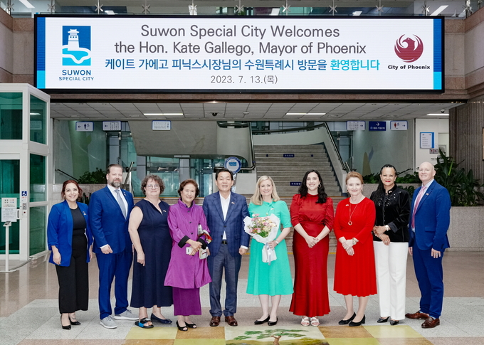 이재준 시장(왼쪽 5번째)과 케이트 가에고(오른쪽 5번째) 시장을 비롯한 피닉스시 대표단이 함께하고 있다. (사진=수원시 제공)