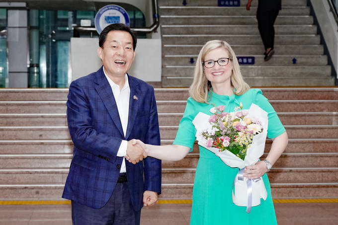 이재준 수원시장이 수원시청을 방문한 케이트 가에고(Kate Gallego) 피닉스시장을 환영하고 있다..(수원시 제공)