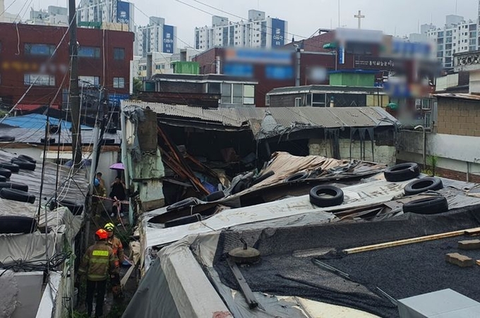 지난 13일 인천 미추홀구 학익동 빈 집이 강한 빗줄기에 무너져 소방당국이 안전조치에 나서고 있다. ( 사진 = 인천소방본부 제공 )