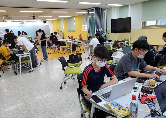 인공지능 융합교육 중심고에서 학생들이 인공지능 교육에 참여하고 있다. (사진=경기도교육청 제공)