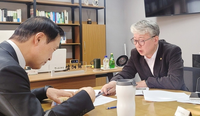 조응천 의원이 지난 4월 임태희 경기도교육감을 만나 화도지역 고등학교 신설 필요성 등에 대해 대화를 나누고 있다. (사진=조응천 의원살 제공)
