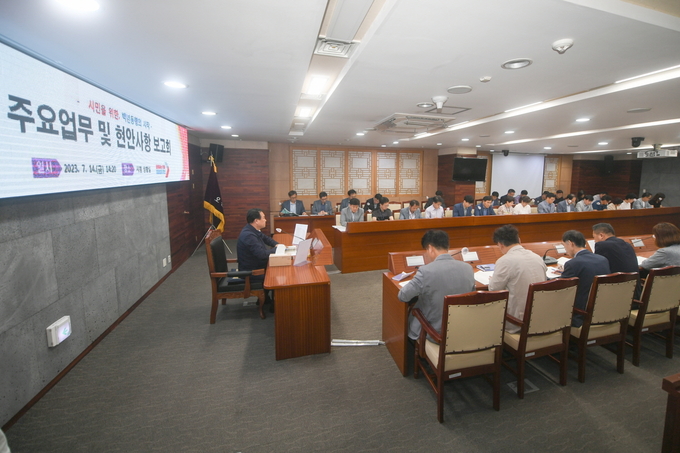 이권재 오산시장이 시청상황실에서 2023년도 주요업무 및 현안 사항에 대한 보고회를 개최히고 있다.(사진=오산시 제공) 