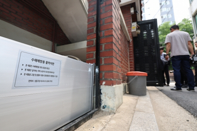 한 주택가에 물막이판이 설치돼 있다. (사진=연합뉴스 제공)