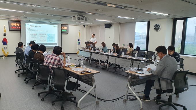 지난 13일 부평구청 소회의실에서 열린 착수보고회에서 참여자들이 설명을 듣고 있다. ( 사진 = 부평구 제공 )