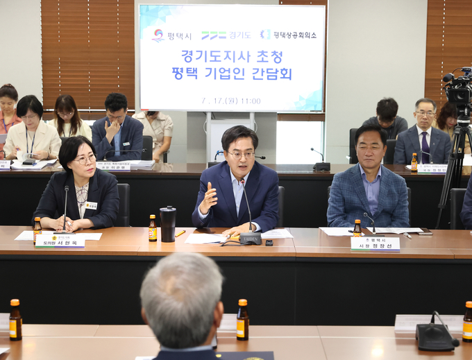 김동연 경기도지사가 17일 평택상공회의소에서 진행된 평택 기업인 간담회에서 기업인들과 소통하고 있다. (사진=경기도 제공)