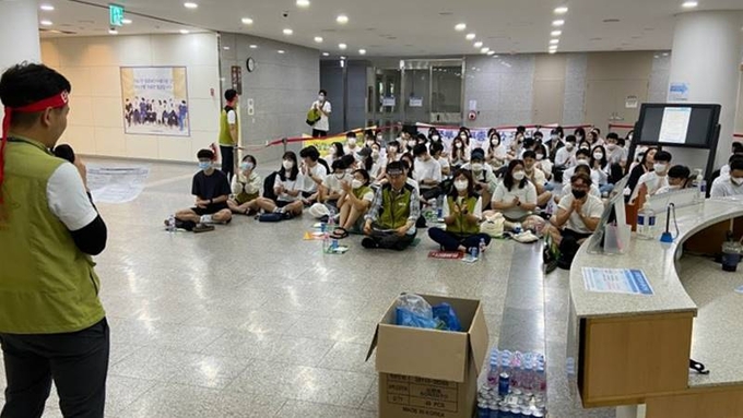 17일 오전 국립교통재활병원 1층 로비에서 열린 보건의료노조 국립교통재활병원지부 파업 출정식 모습. (사진=보건의료노조 경기지역본부 제공)