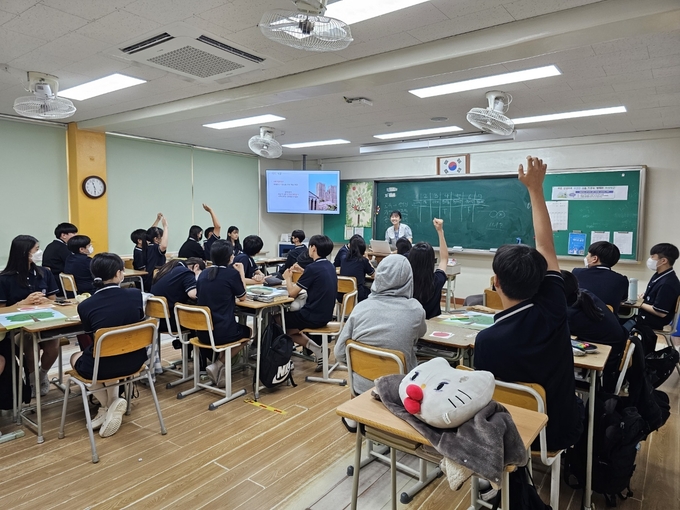 용인중학교 학생들이 진로진학 멘토링 프로그램에 참여하고 있다. (사진=용인중 제공)