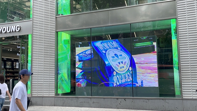 CJ올리브영 강남타운점이 원소주 광고를 하면서 법을 위반하고 점내 대형 LED 전광판을 이용해 꼼수 광고를 하고 있다. (사진=경기신문)