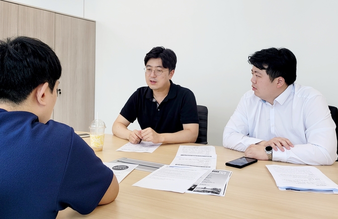 17일 홍종기(왼쪽) 국민의힘 수원 정 당협위원장과 배지환(오른쪽) 수원시의원, 수원3호선추진위윈회 임원진이 간담회를 진행하고 있다. (사진=국민의힘 수원정당협위원회 제공)