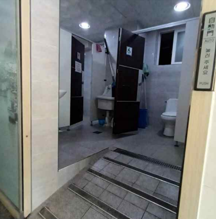 구월3동 행정복지센터 장애인 화장실. 바닥이 좁고 청소도구가 비치돼 있다. ( 사진 = 인천장애인자립생활센터 ) 